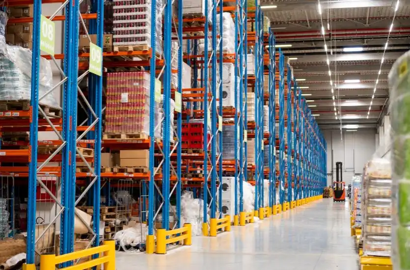 Maximize Efficiency: 5 Ways Your Warehouse Can Benefit From Two-Way Radios